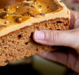 Cakesmiths Butter, Caramel & Cinnamon Traycake 1 x 18 Ptn