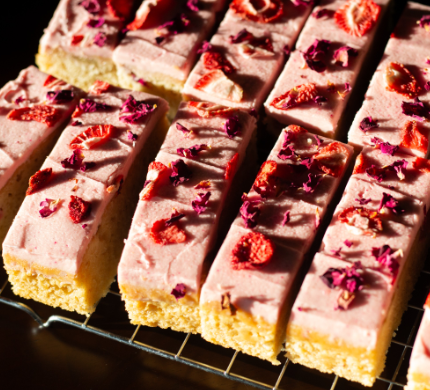 Cakesmiths VEGAN Strawberry & Rhubarb Traycake 1 x 18 ptn